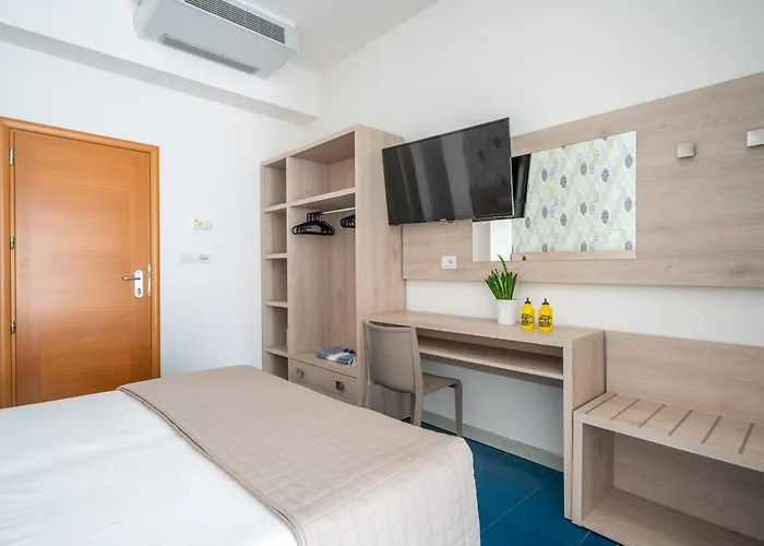 Hotel Lotus &