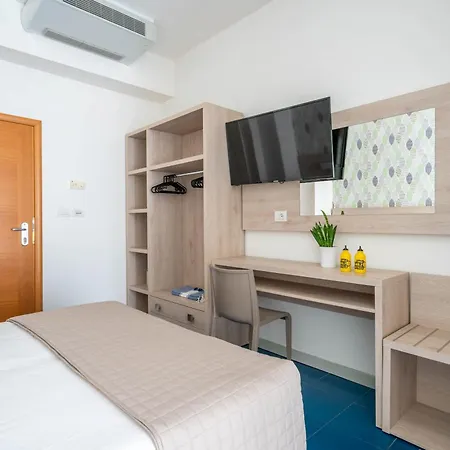 Hotel Lotus & 3*